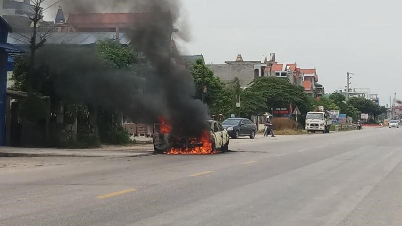 Dang chay tren quoc lo, xe o to boc chay du doi  - Hinh anh 1