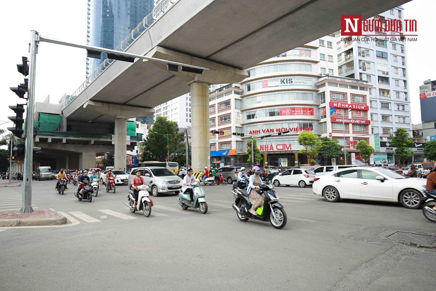 Ha Noi: Taxi ngang nhien di chuyen trong duong cam - Hinh anh 1