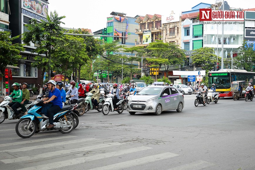 Ha Noi: Taxi ngang nhien di chuyen trong duong cam - Hinh anh 3