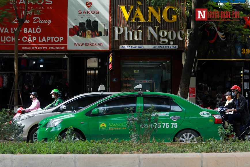 Ha Noi: Taxi ngang nhien di chuyen trong duong cam - Hinh anh 8