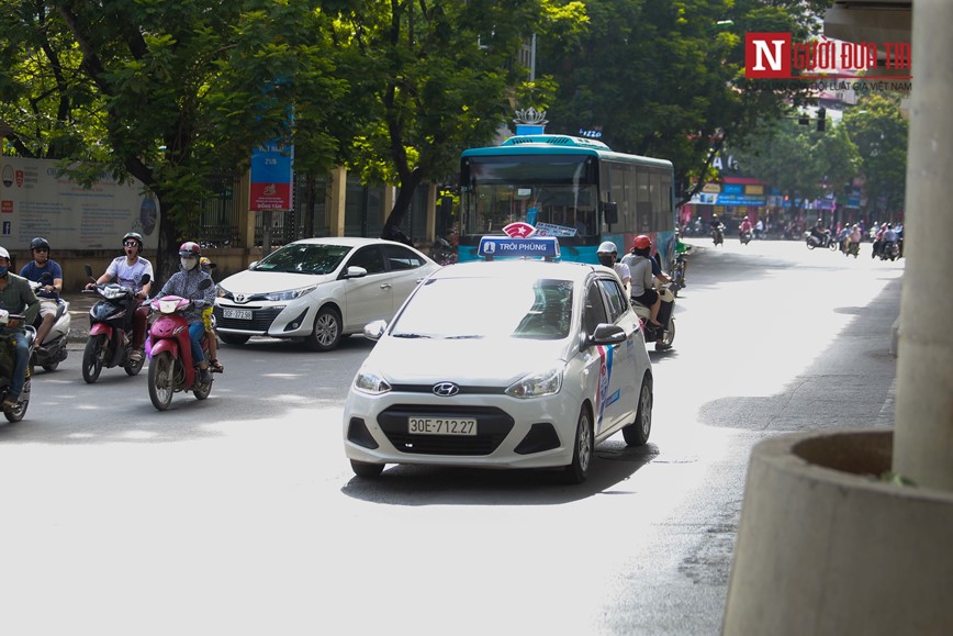 Ha Noi: Taxi ngang nhien di chuyen trong duong cam - Hinh anh 9