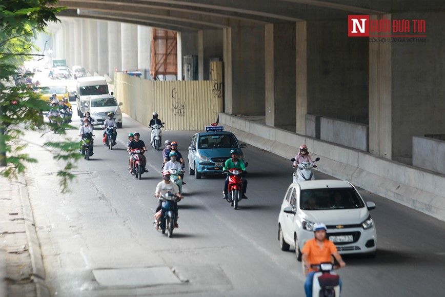 Ha Noi: Taxi ngang nhien di chuyen trong duong cam - Hinh anh 7