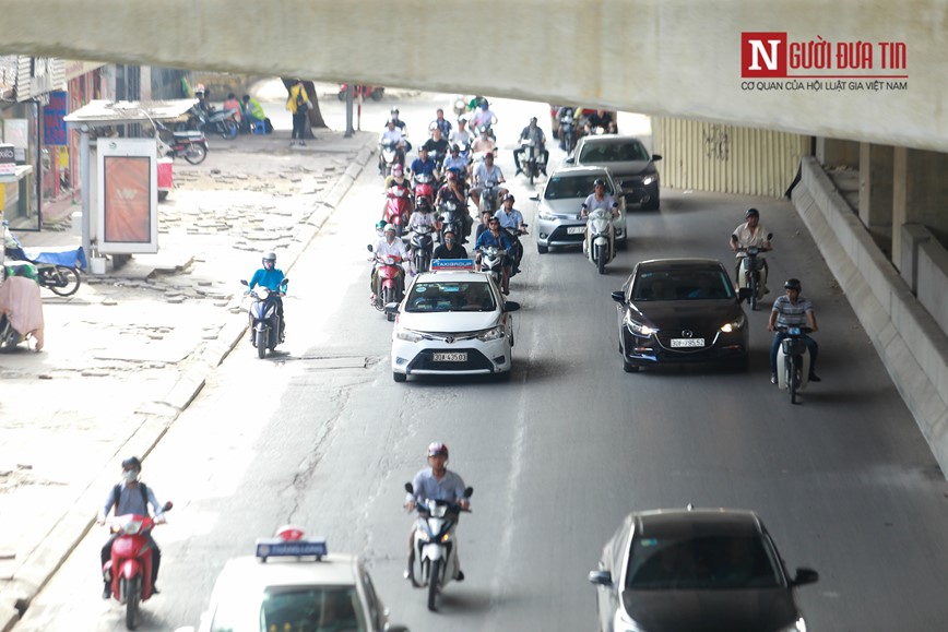 Ha Noi: Taxi ngang nhien di chuyen trong duong cam - Hinh anh 4