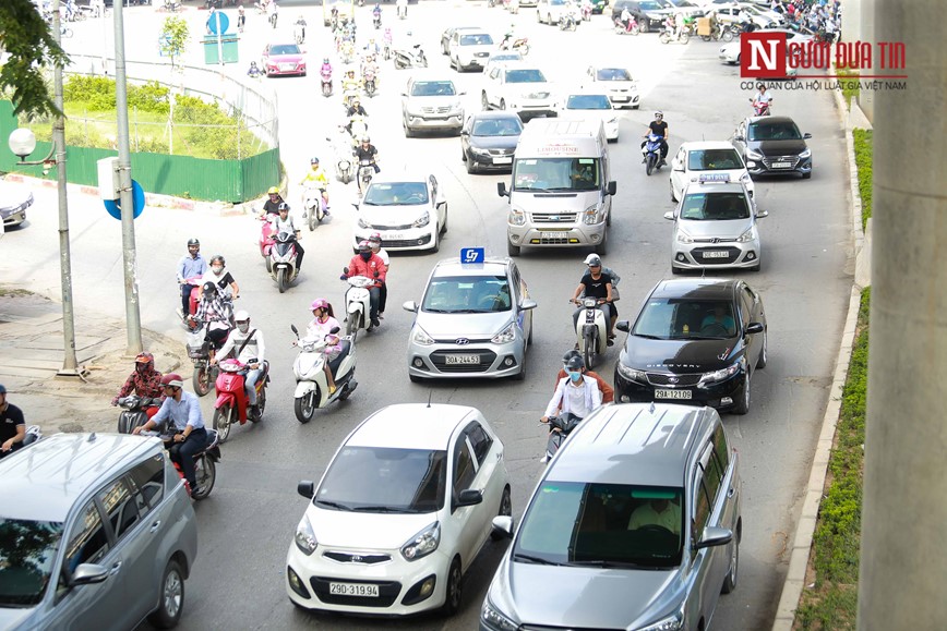 Ha Noi: Taxi ngang nhien di chuyen trong duong cam - Hinh anh 10