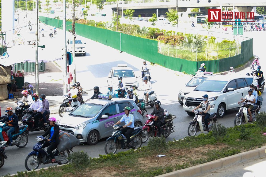 Ha Noi: Taxi ngang nhien di chuyen trong duong cam - Hinh anh 6