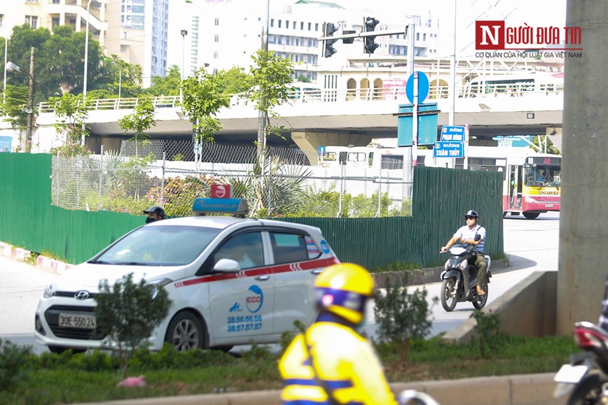 Ha Noi: Taxi ngang nhien di chuyen trong duong cam - Hinh anh 5