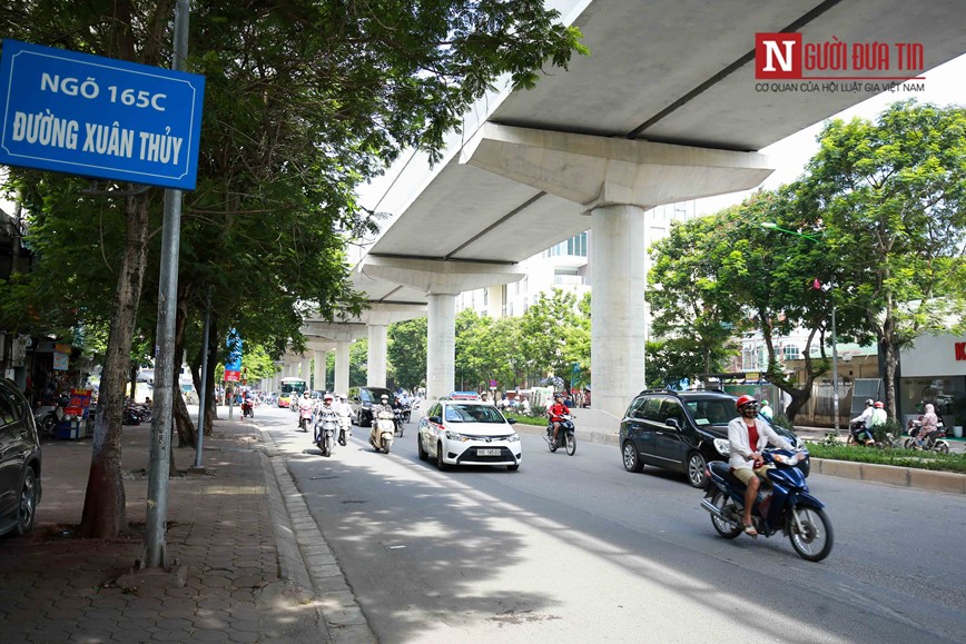 Ha Noi: Taxi ngang nhien di chuyen trong duong cam - Hinh anh 2