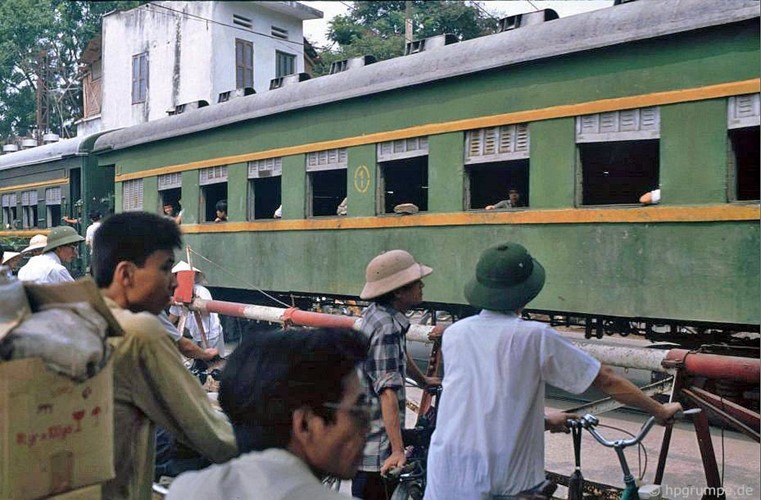 Hinh doc ve giao thong o Ha Noi dau thap nien 1990 - Hinh anh 10