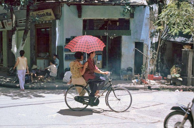 Hinh doc ve giao thong o Ha Noi dau thap nien 1990 - Hinh anh 11