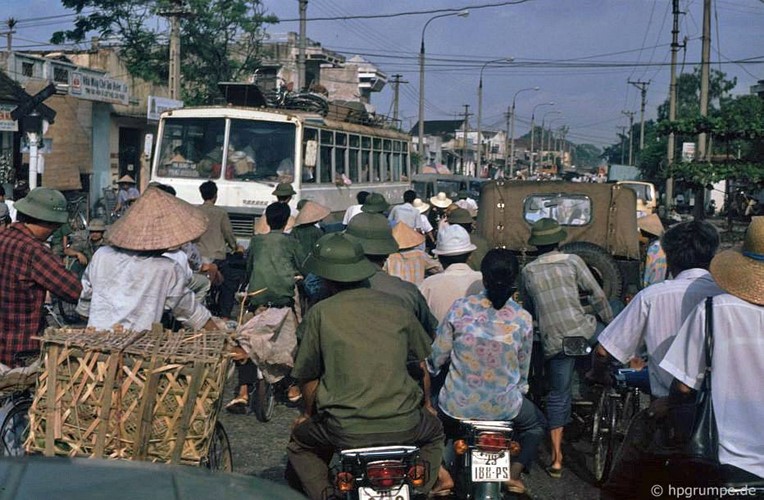 Hinh doc ve giao thong o Ha Noi dau thap nien 1990 - Hinh anh 12