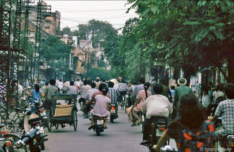 Hinh doc ve giao thong o Ha Noi dau thap nien 1990 - Hinh anh 13