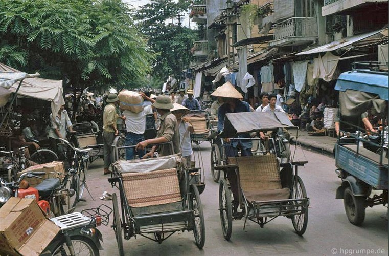 Hinh doc ve giao thong o Ha Noi dau thap nien 1990 - Hinh anh 1