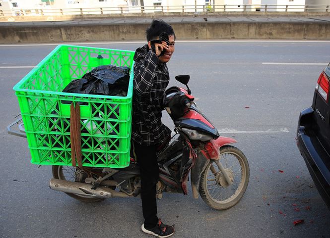 Nguoi dan ong say nang, dam xe may vao duoi o to tren con duong “nong” nhat Ha Noi - Hinh anh 1