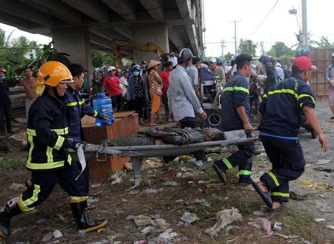 Them 2 nan nhan nua tu trong vu TNGT tren cau Ham Luong - Hinh anh 1