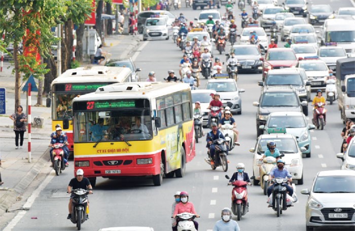 Xe buyt Ha Noi: Vat lon voi tac duong - Hinh anh 1