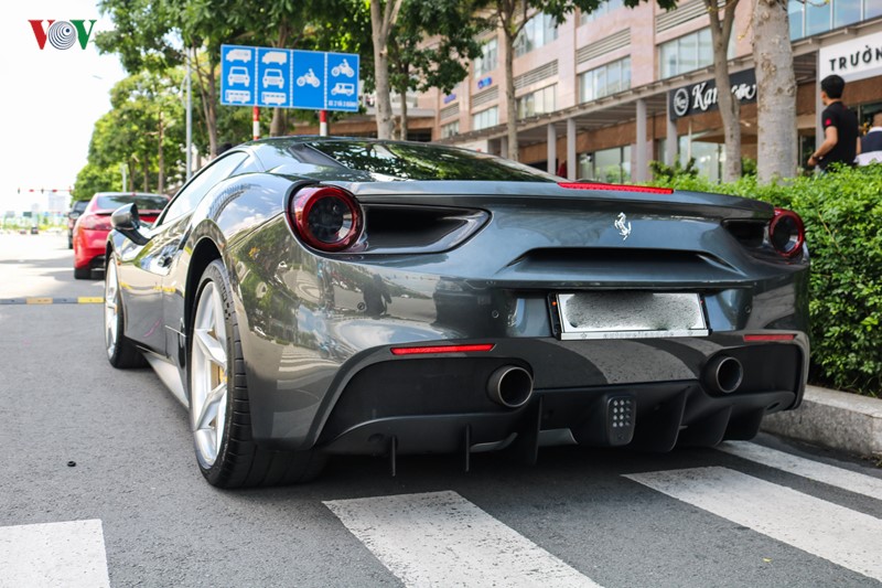 Bat gap Ferrari 488 GTB dau tien ve Viet Nam dao pho - Hinh anh 3