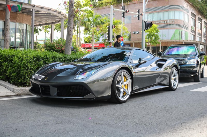 Bat gap Ferrari 488 GTB dau tien ve Viet Nam dao pho - Hinh anh 1