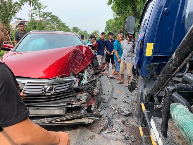 Ha Noi: Lexus nat dau, bung tui khi khi doi dau xe bon  - Hinh anh 1