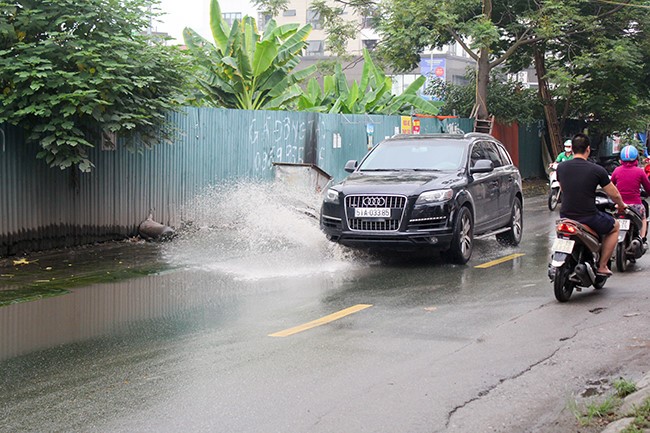 Con pho quanh nam luon trong tinh trang ngap ung tai Ha Noi - Hinh anh 5