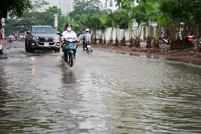 Con pho quanh nam luon trong tinh trang ngap ung tai Ha Noi - Hinh anh 9