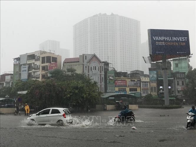 Mua lon gay ngap va tac mot so tuyen pho tai Ha Noi - Hinh anh 1