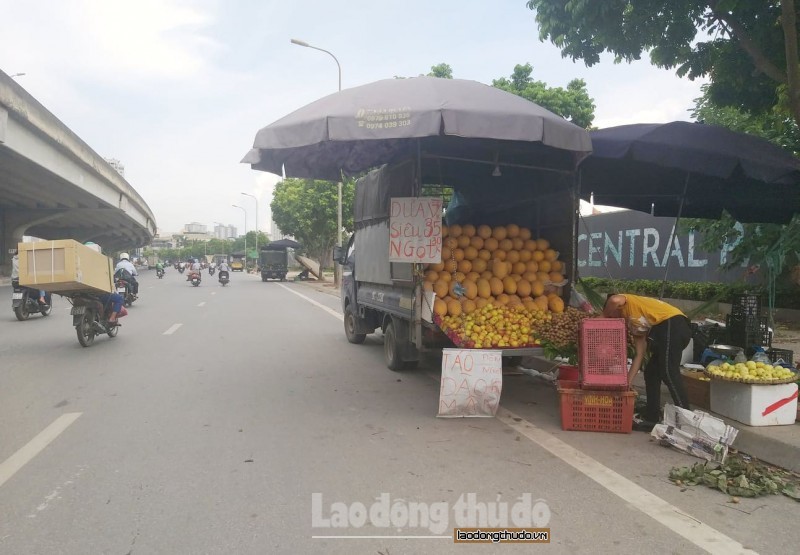 Hang loat “sap hang di dong” tren duong Nguyen Xien - Hinh anh 1