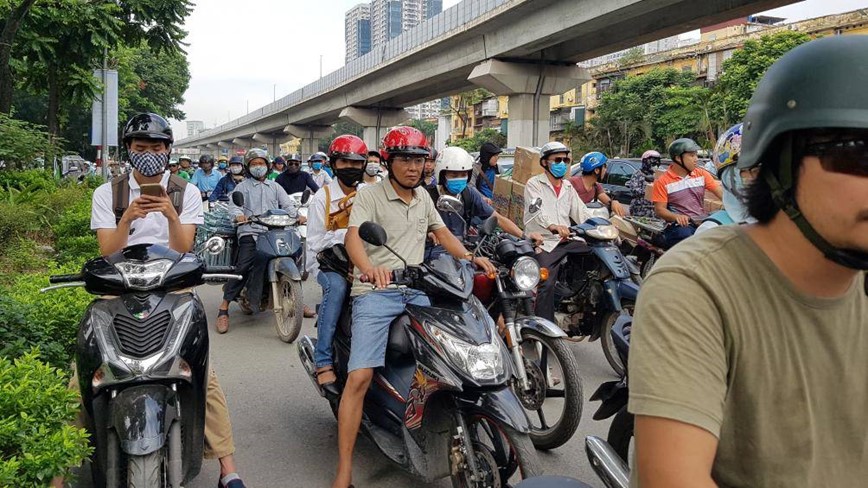 Duong Nguyen Trai “ngop tho”, tac hon 1 tieng do xe buyt gap su co - Hinh anh 6