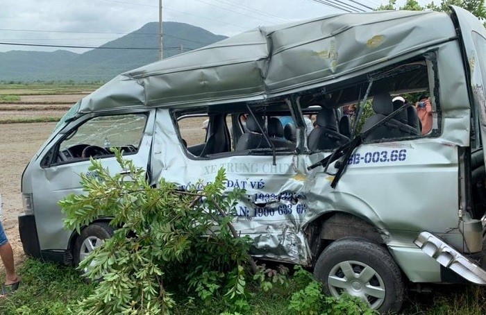 Tai nan duong sat nghiem trong, 3 nguoi tren xe 16 cho tu vong - Hinh anh 1