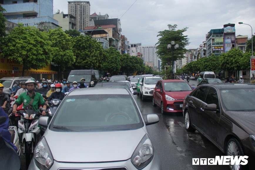 Anh: Nguoi dan Ha Noi lam 'xiec' tren via he de thoat un tac sau mua lon - Hinh anh 1