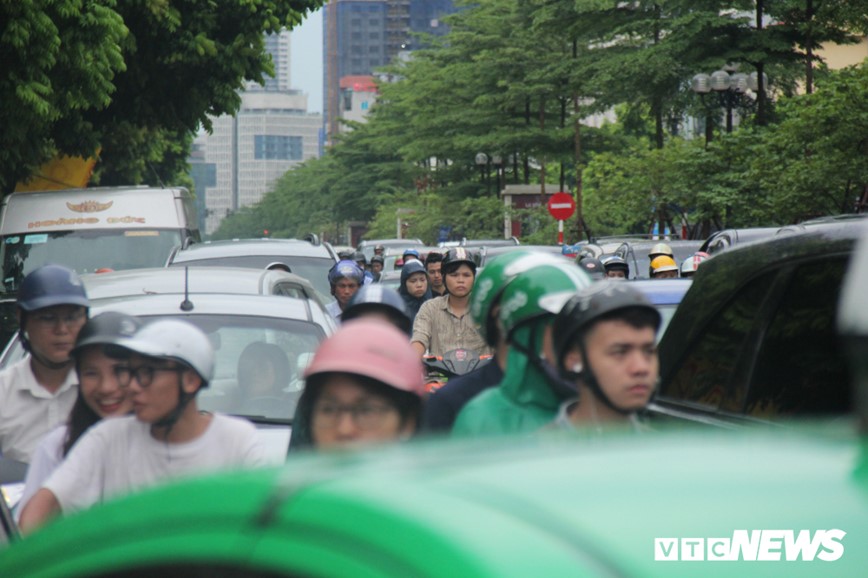 Anh: Nguoi dan Ha Noi lam 'xiec' tren via he de thoat un tac sau mua lon - Hinh anh 2