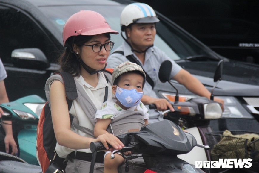 Anh: Nguoi dan Ha Noi lam 'xiec' tren via he de thoat un tac sau mua lon - Hinh anh 3