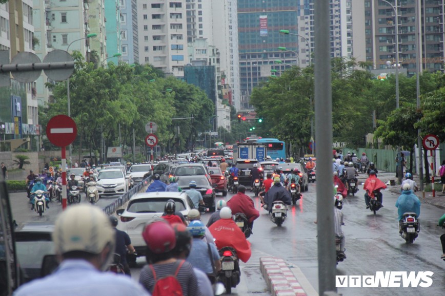 Anh: Nguoi dan Ha Noi lam 'xiec' tren via he de thoat un tac sau mua lon - Hinh anh 5