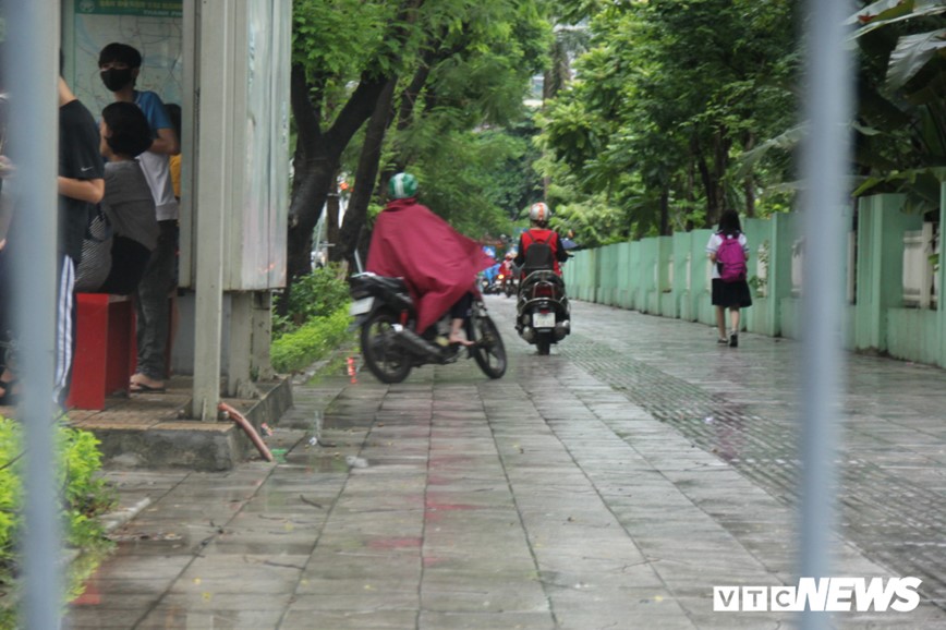 Anh: Nguoi dan Ha Noi lam 'xiec' tren via he de thoat un tac sau mua lon - Hinh anh 6