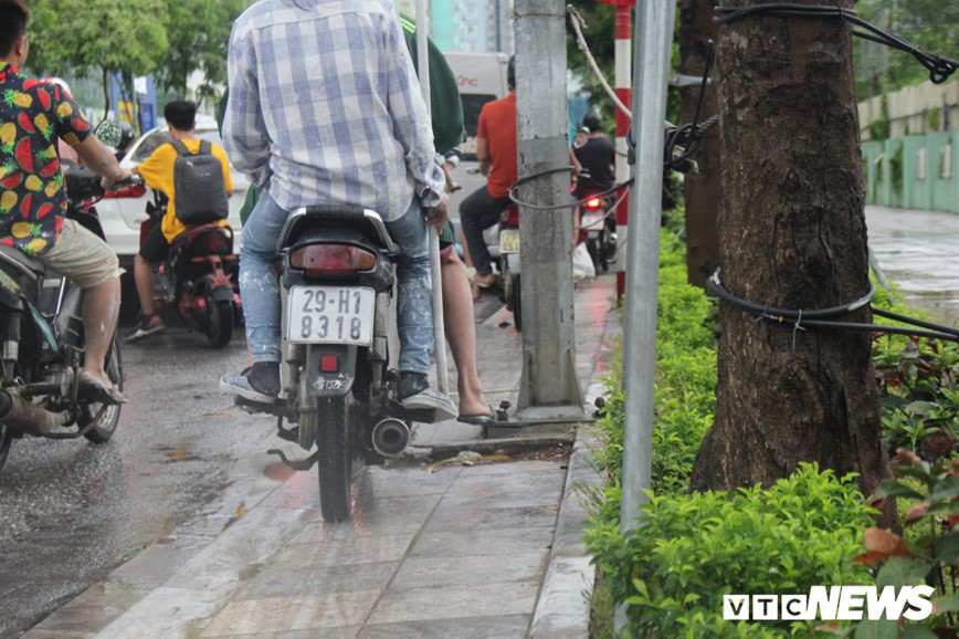 Anh: Nguoi dan Ha Noi lam 'xiec' tren via he de thoat un tac sau mua lon - Hinh anh 7