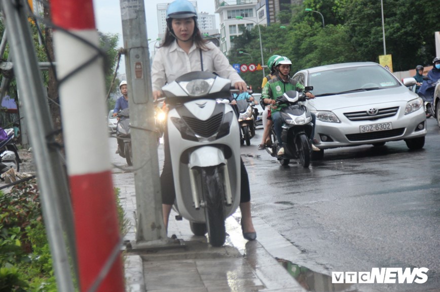 Anh: Nguoi dan Ha Noi lam 'xiec' tren via he de thoat un tac sau mua lon - Hinh anh 8