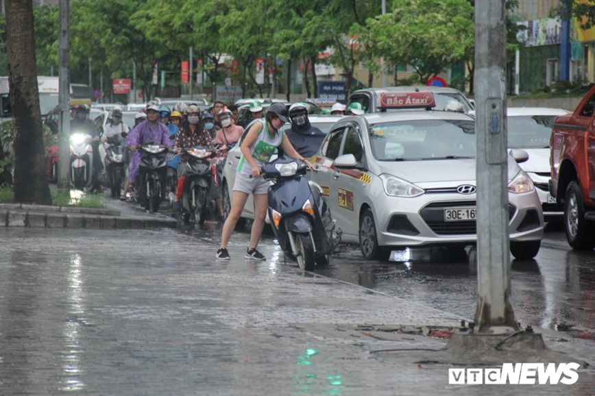 Anh: Nguoi dan Ha Noi lam 'xiec' tren via he de thoat un tac sau mua lon - Hinh anh 10