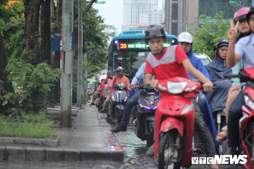 Anh: Nguoi dan Ha Noi lam 'xiec' tren via he de thoat un tac sau mua lon - Hinh anh 11