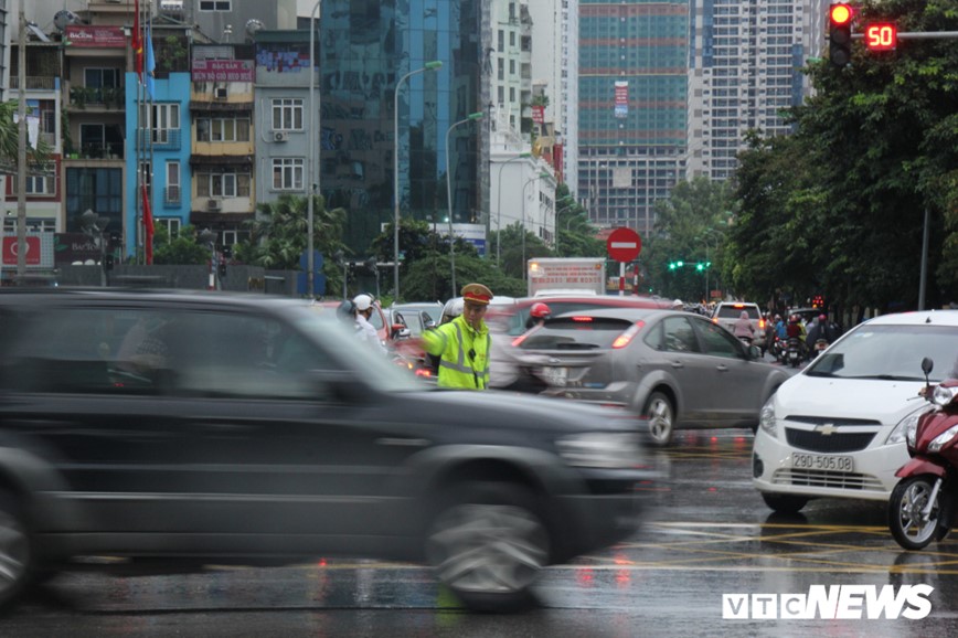 Anh: Nguoi dan Ha Noi lam 'xiec' tren via he de thoat un tac sau mua lon - Hinh anh 12