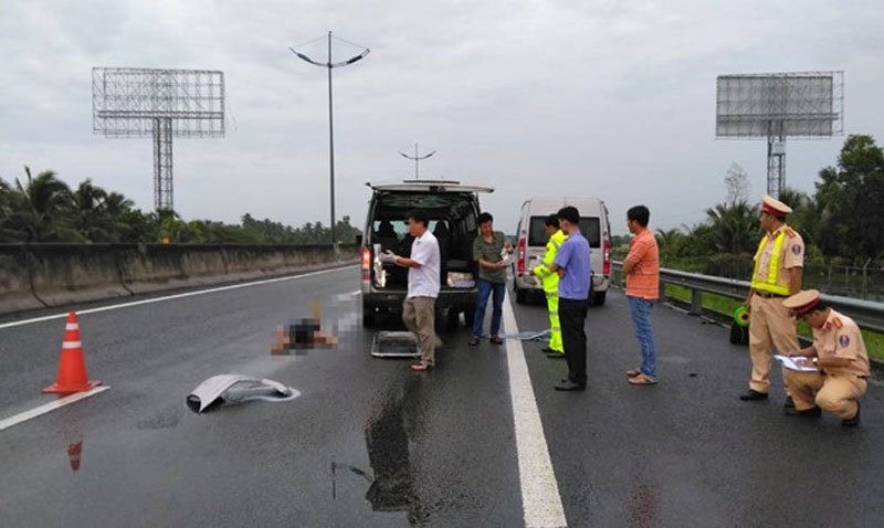 Nam thanh nien di bo tren cao toc bi xe khach tong tu vong - Hinh anh 1