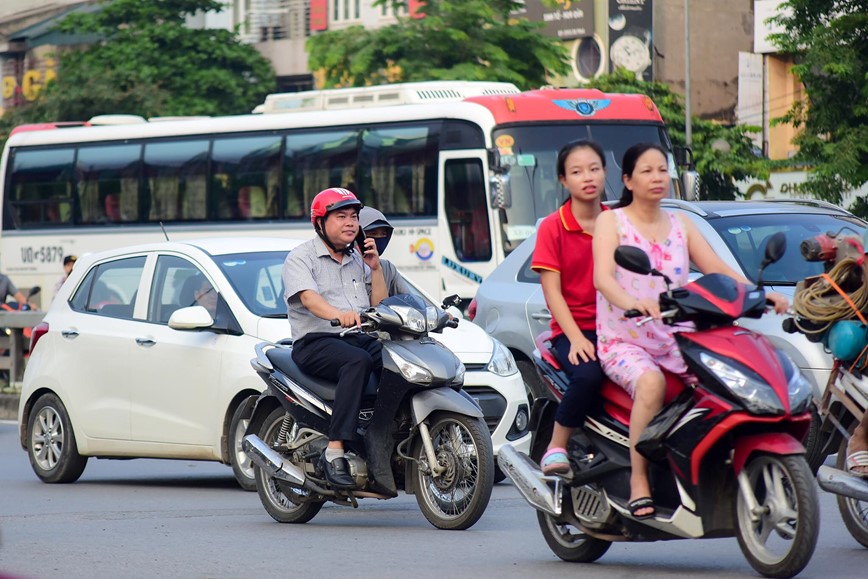 15 phut tai nga tu: Nghin le kieu vua di xe may vua dung dien thoai  - Hinh anh 1