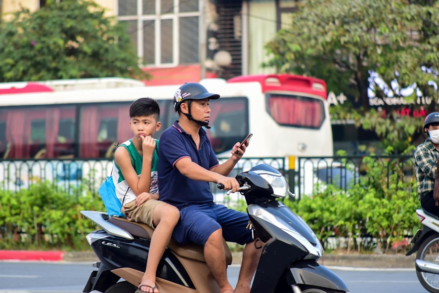 15 phut tai nga tu: Nghin le kieu vua di xe may vua dung dien thoai  - Hinh anh 36