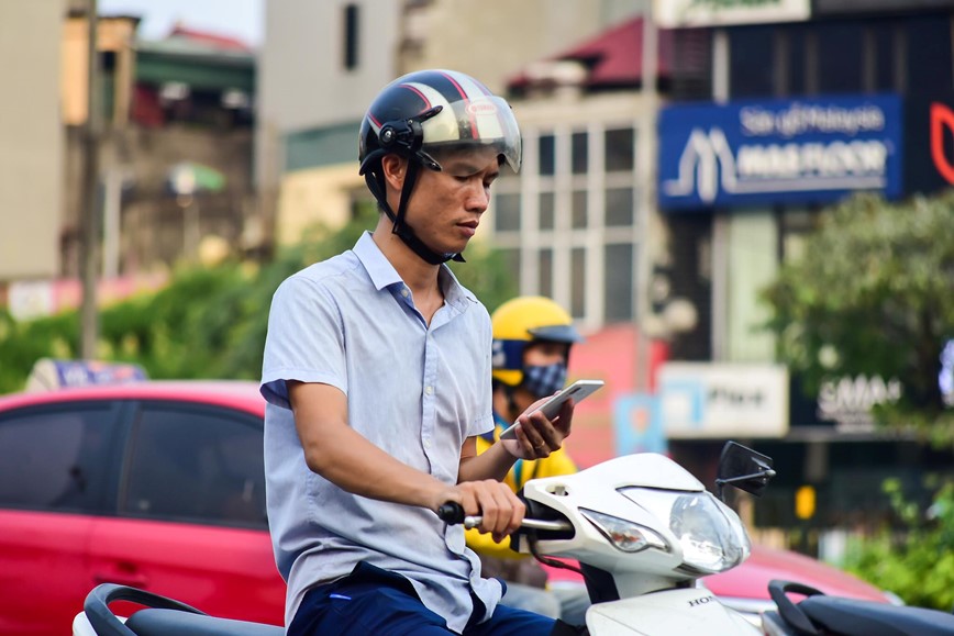 15 phut tai nga tu: Nghin le kieu vua di xe may vua dung dien thoai  - Hinh anh 35