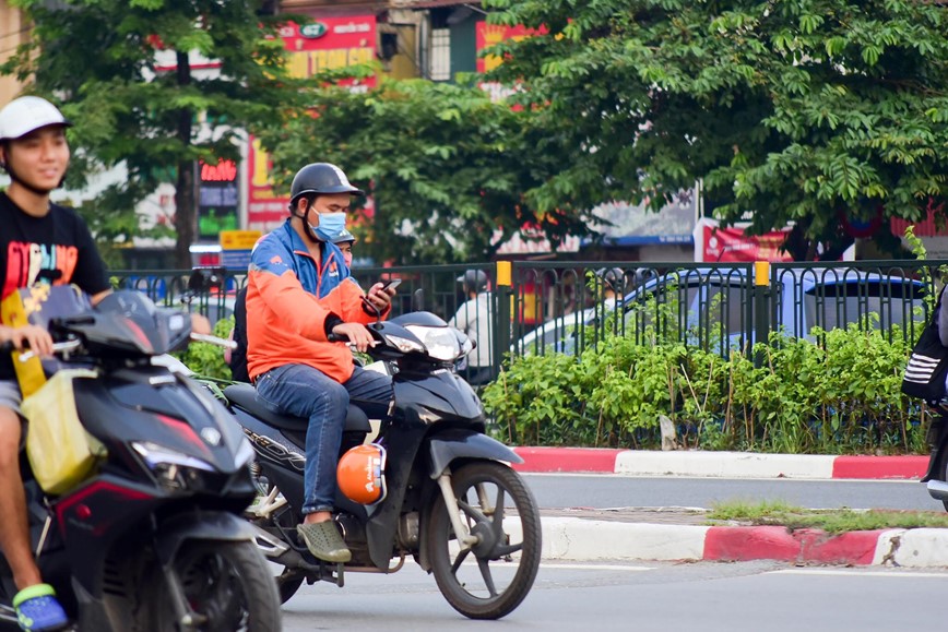 15 phut tai nga tu: Nghin le kieu vua di xe may vua dung dien thoai  - Hinh anh 34