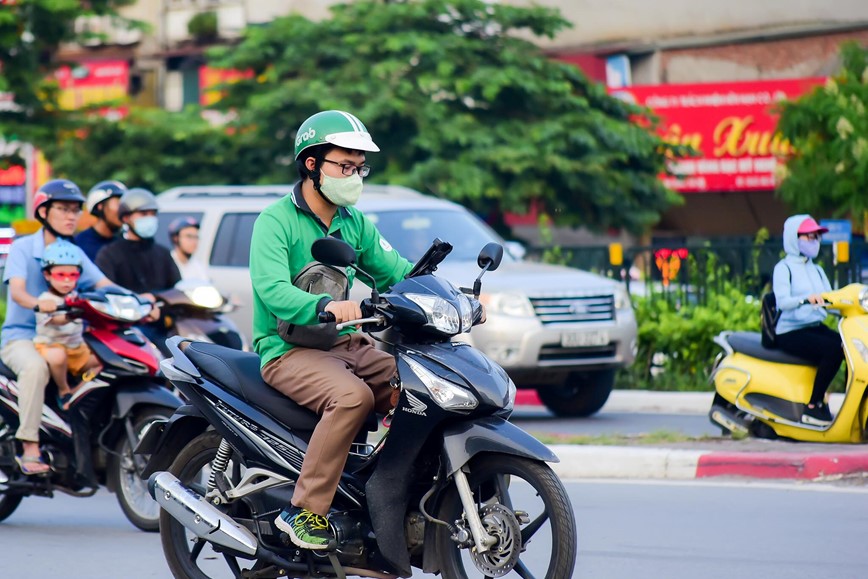 15 phut tai nga tu: Nghin le kieu vua di xe may vua dung dien thoai  - Hinh anh 33