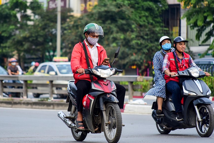 15 phut tai nga tu: Nghin le kieu vua di xe may vua dung dien thoai  - Hinh anh 31