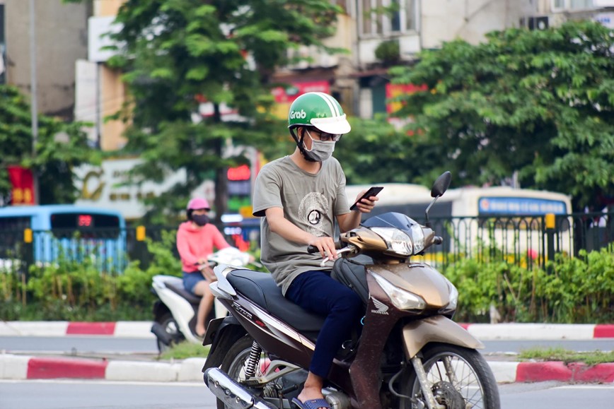 15 phut tai nga tu: Nghin le kieu vua di xe may vua dung dien thoai  - Hinh anh 30