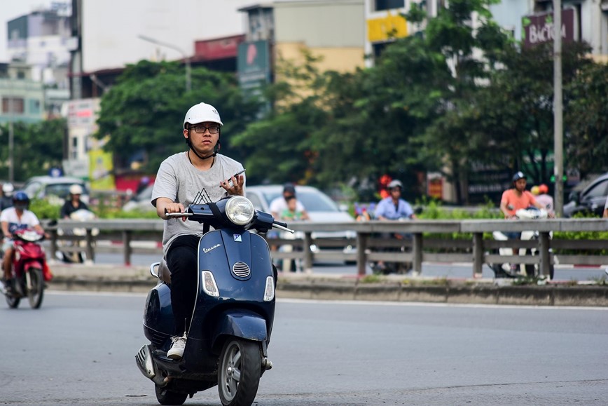 15 phut tai nga tu: Nghin le kieu vua di xe may vua dung dien thoai  - Hinh anh 29