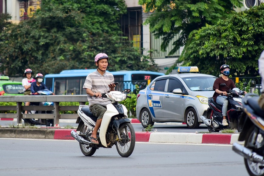 15 phut tai nga tu: Nghin le kieu vua di xe may vua dung dien thoai  - Hinh anh 28