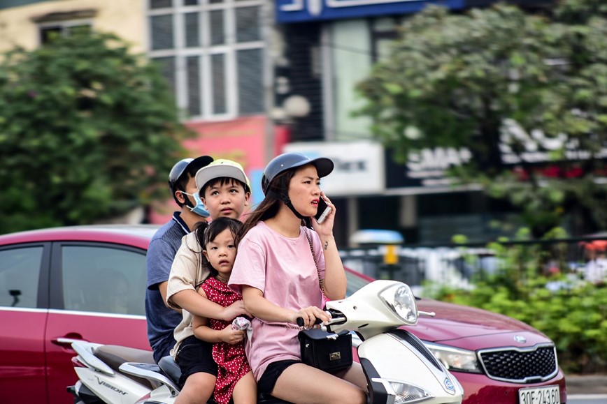 15 phut tai nga tu: Nghin le kieu vua di xe may vua dung dien thoai  - Hinh anh 27