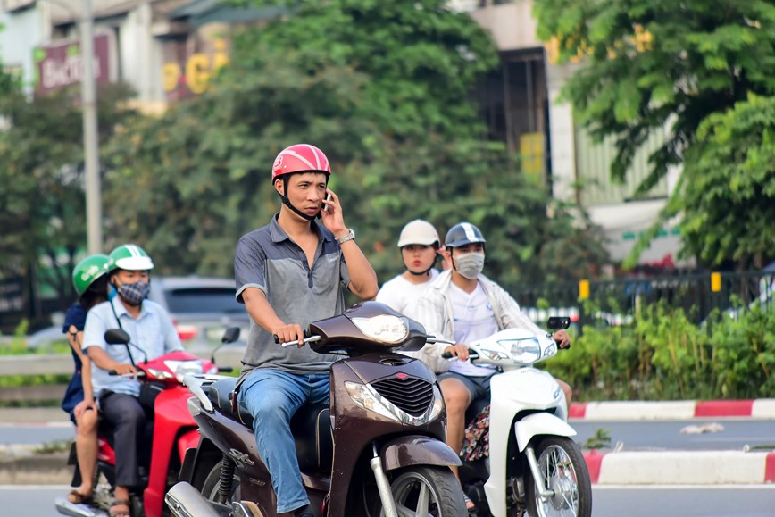 15 phut tai nga tu: Nghin le kieu vua di xe may vua dung dien thoai  - Hinh anh 25